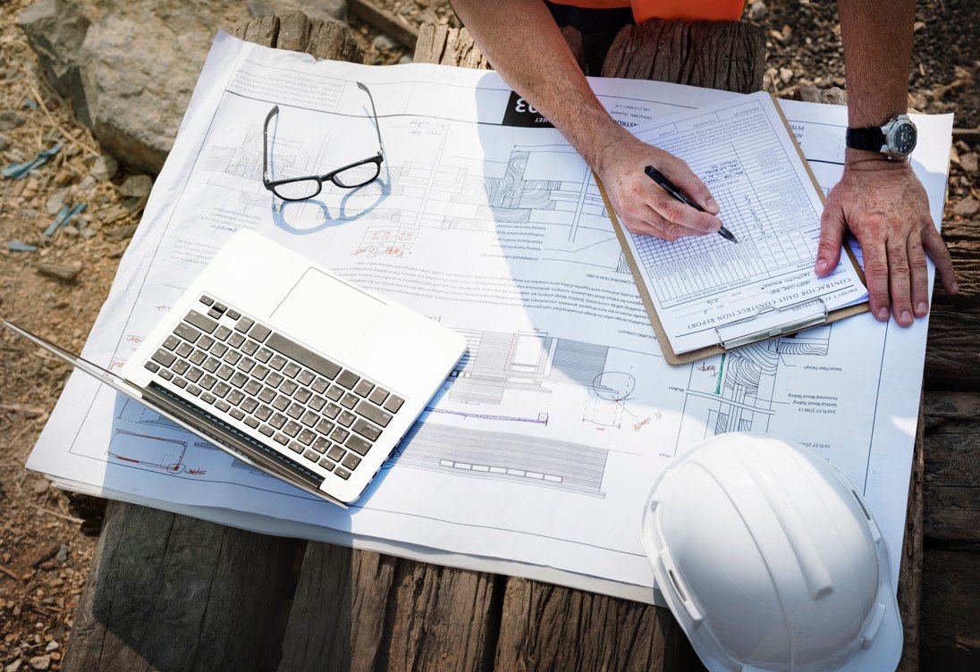 Ingeniero revisando planos y documentación técnica de un proyecto